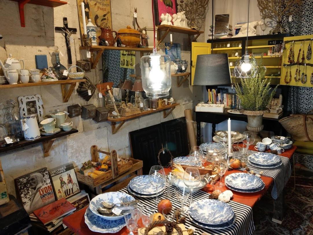 Maison D'Hotes "Les Volets Verts" Et Sa Brocante Ecueille エクステリア 写真