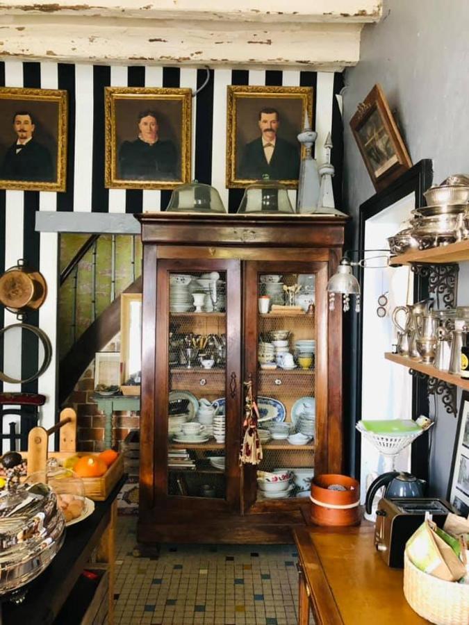 Maison D'Hotes "Les Volets Verts" Et Sa Brocante Ecueille エクステリア 写真