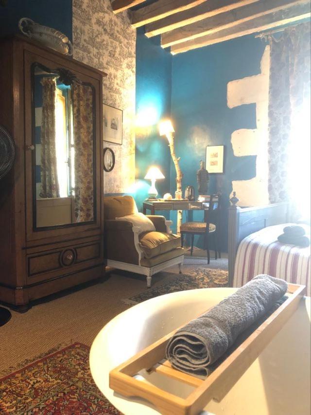 Maison D'Hotes "Les Volets Verts" Et Sa Brocante Ecueille エクステリア 写真