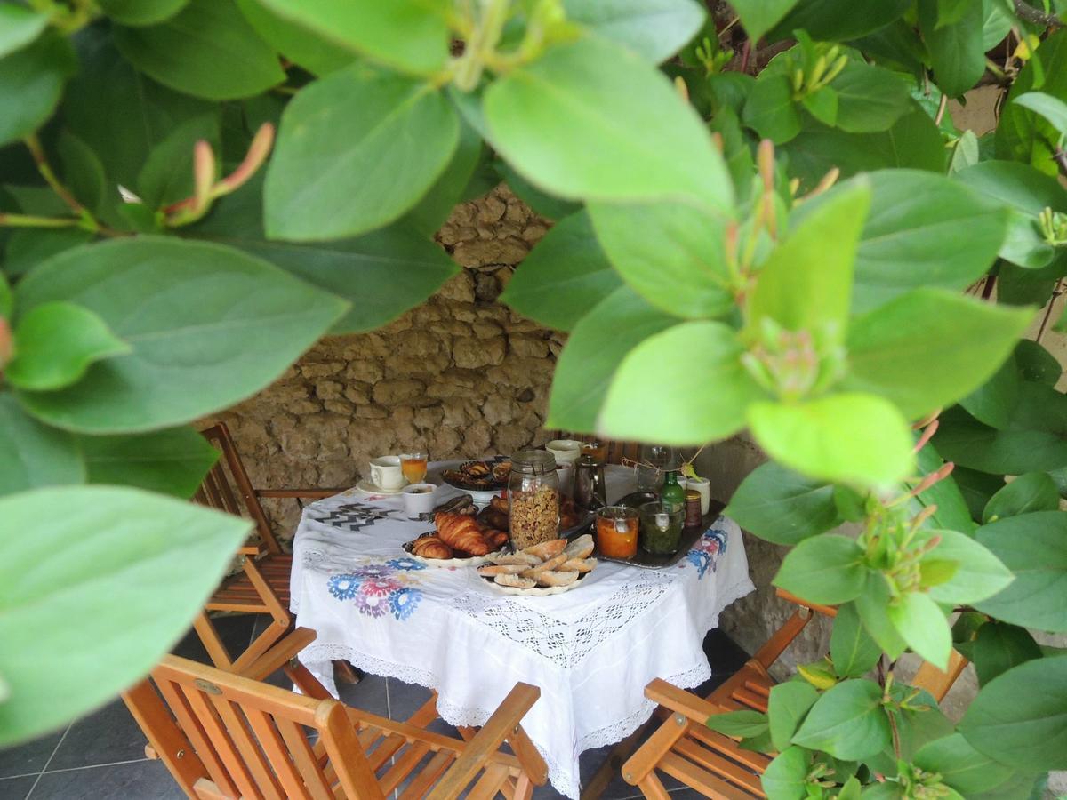 Maison D'Hotes "Les Volets Verts" Et Sa Brocante Ecueille エクステリア 写真