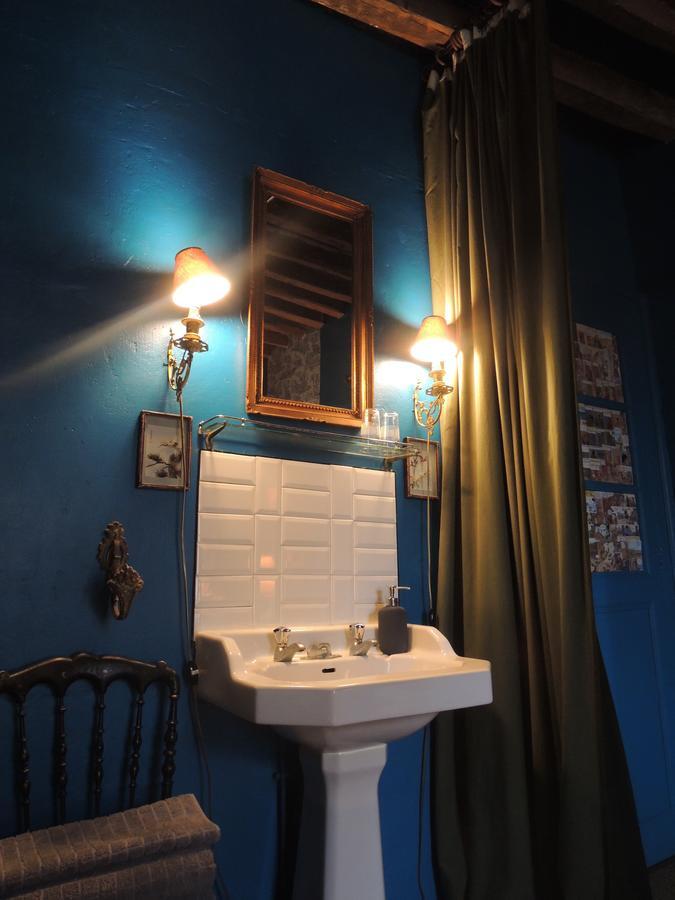 Maison D'Hotes "Les Volets Verts" Et Sa Brocante Ecueille エクステリア 写真