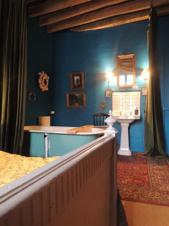Maison D'Hotes "Les Volets Verts" Et Sa Brocante Ecueille エクステリア 写真